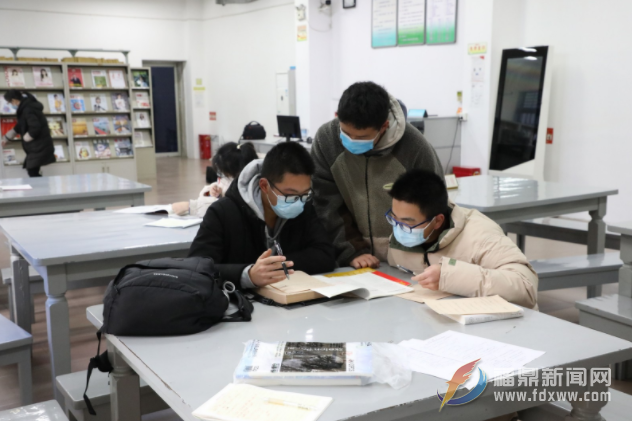电游平台：浓浓书香伴寒假 图书借阅迎高峰