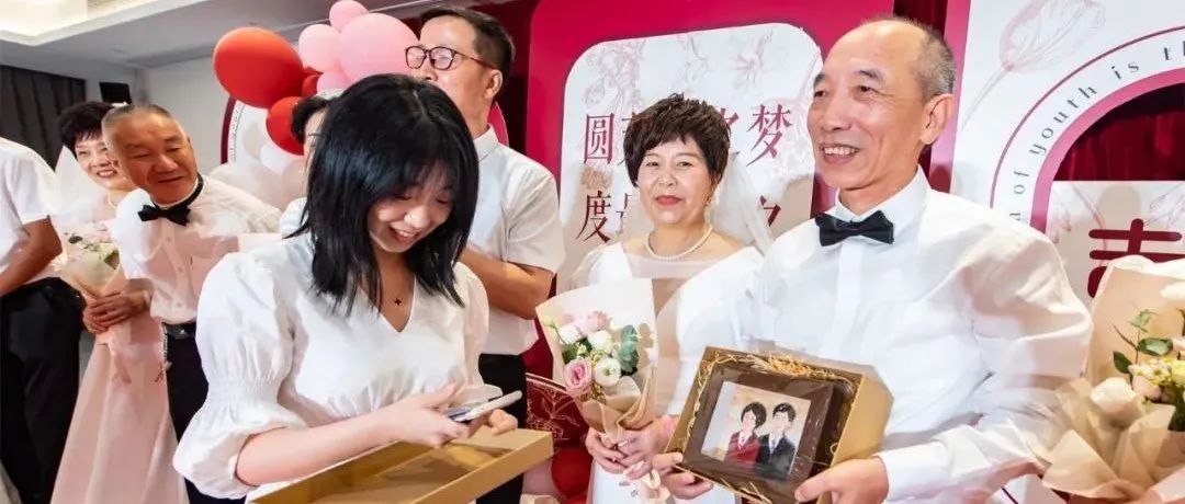 电游平台9对“金婚”“银婚”老人集体办婚礼，令人羡慕！